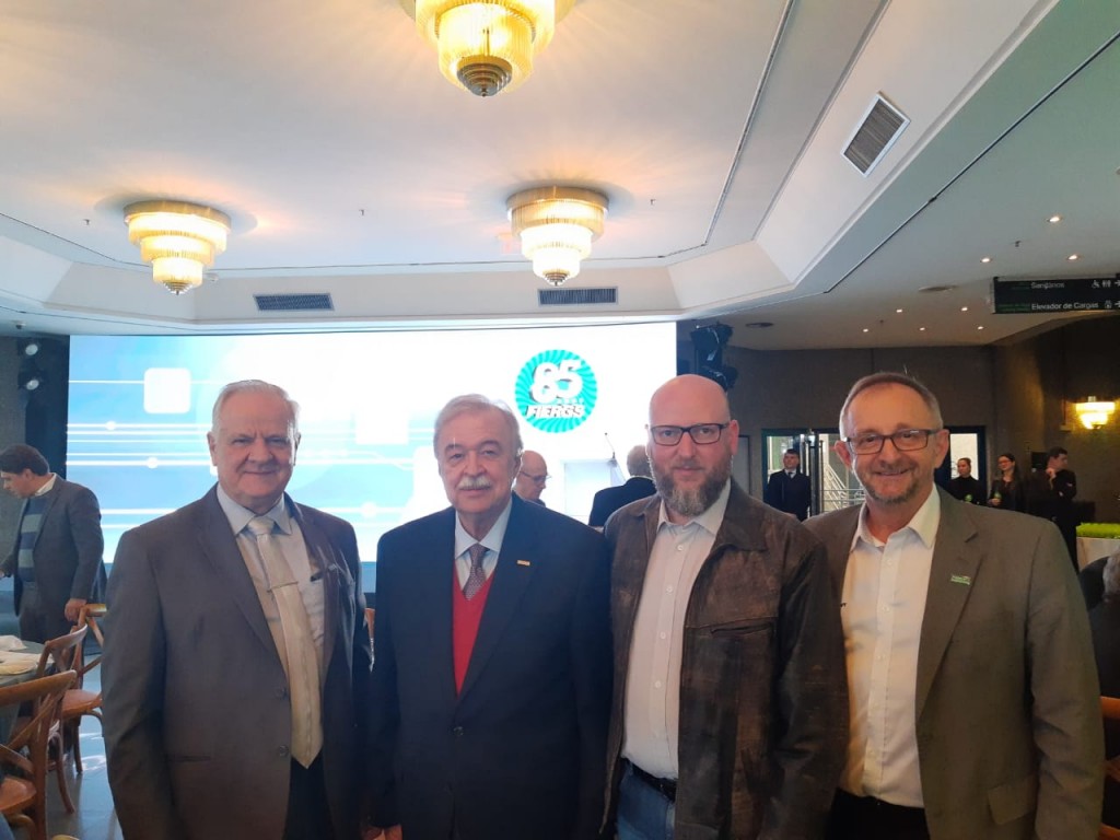 José Zagonel, Jairo Valandro e Valdir Schwarzer com o presidente da Fiergs, Gilberto Petry (2ºe/d)